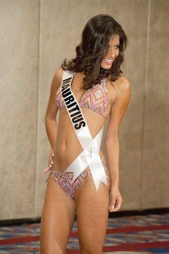 Swimsuit: Miss Mauritius 2011 Laetitia Darche