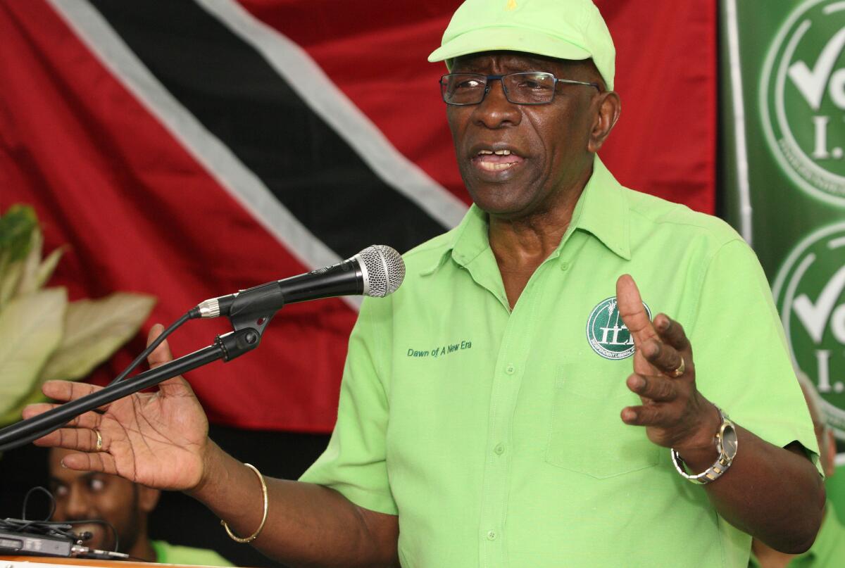El ex presidente de la FIFA, Jack Warner, habla durante una conferencia de prensa en Trinidad y Tobago.