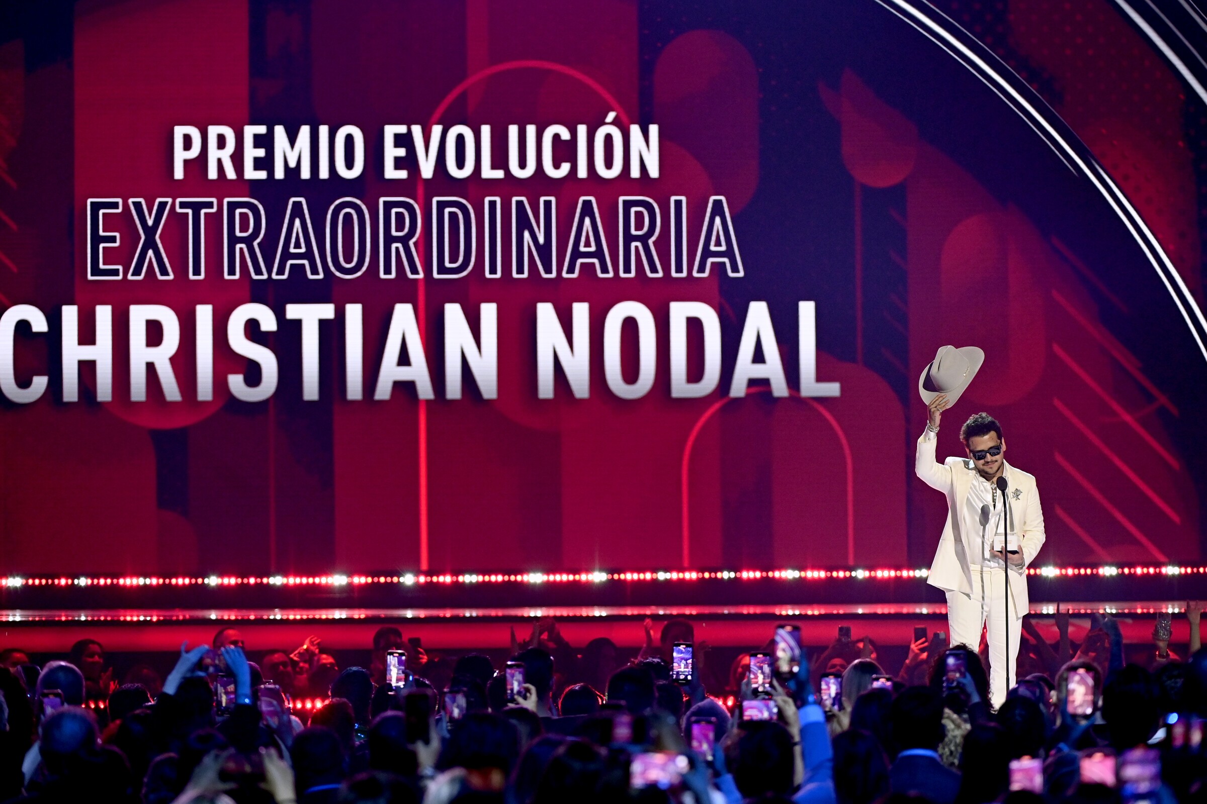 Christian Nodal recibió el premio Evolución Extraordinaria y cantó un popurrí de sus grandes éxitos.