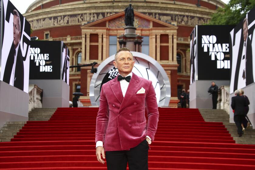 Daniel Craig posa al llegar al estreno mundial de la película de James Bond "No Time To Die", en Londres, el martes 28 de septiembre de 2021. (Foto por Joel C Ryan/Invision/AP)