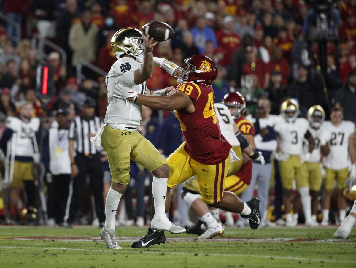 USC's Tuli Tuipulotu pressures Notre Dame quarterback Drew Pyne in the first half Nov. 26, 2022.