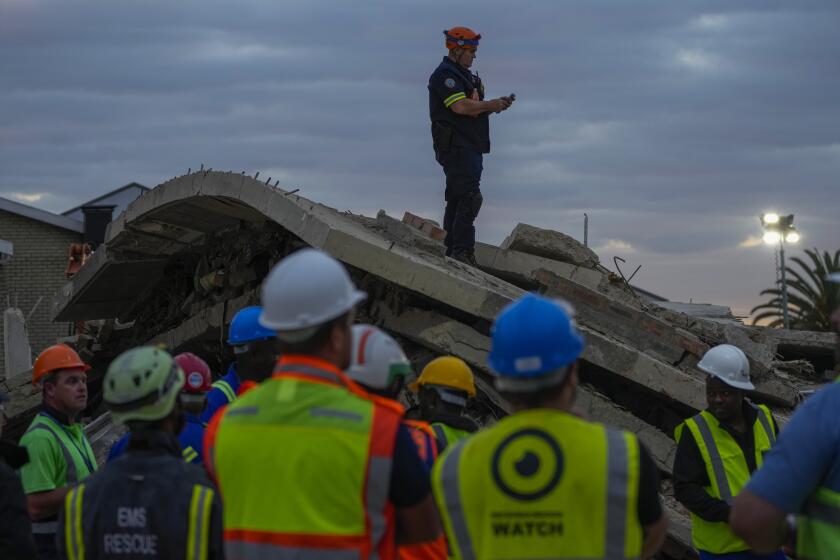 Cuadrillas de rescate buscan a sobrevivientes de un edificio en construcción que se derrumbó en George, Sudáfrica, el 8 de mayo de 2024. Casi 40 trabajadores seguían desaparecidos. (Foto AP/Jerome Delay)