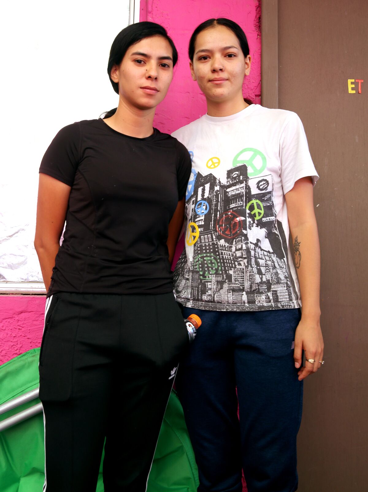 Esmeralda Manzo Manzo, 23 años, izquierda, y su pareja Vanessa Olivos, 20 años, de Michocán, México