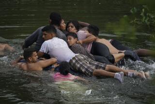 Migrantes cruzan el río Bravo en un colchón inflable hacia EEUU desde Matamoros, México, el 9 de mayo de 2023. Fotógrafos de The Associated Press fueron galardonados con el prestigioso Premio Pulitzer de periodismo de servicio público por su cobertura de la inmigración a EEUU, el 6 de mayo de 2024. (Foto AP/Fernando Llano)