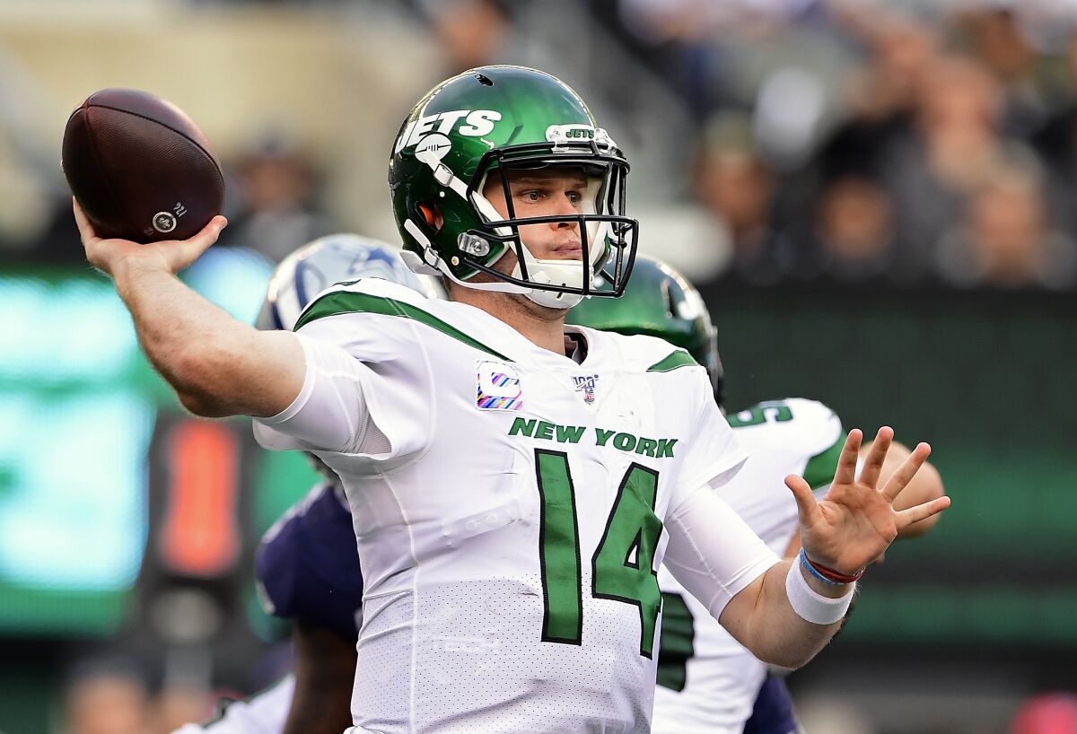 New York Jets quarterback Sam Darnold passes against the Dallas Cowboys during the second quarter Sunday.