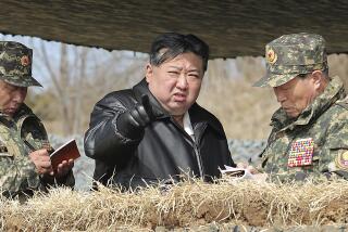 En esta imagen de archivo distribuida por el gobierno de Corea del Norte, el líder del país, Kim Jong Un (centro), supervisa maniobras con fuego de artillería en territorio norcoreano el 7 de marzo de 2024. (Agencia Central de Noticias de Corea/Korea News Service vía AP, archivo)