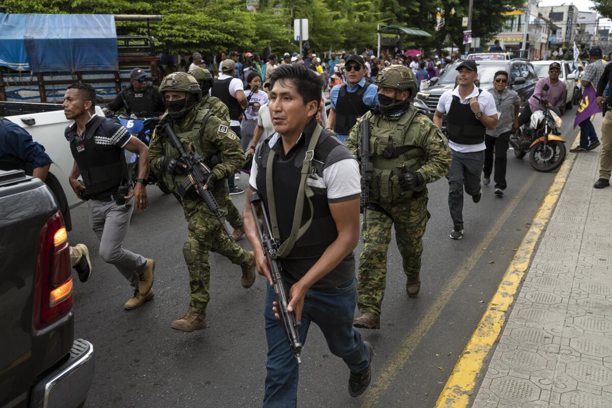 Soldados y policías avanzan detrás de un vehículo blindado en Esmeraldas, Ecuador.