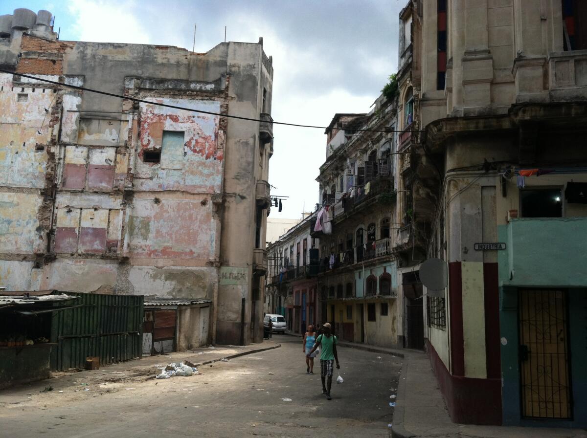 Esta fotografía del 17 de mayo de 2015 muestra una calle de La Habana, Cuba.