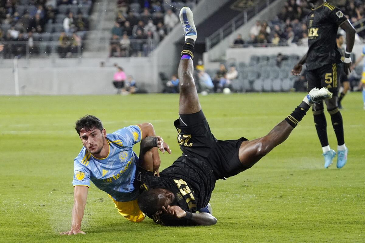 Escobar scores tying goal for LAFC in 2-2 tie with Union