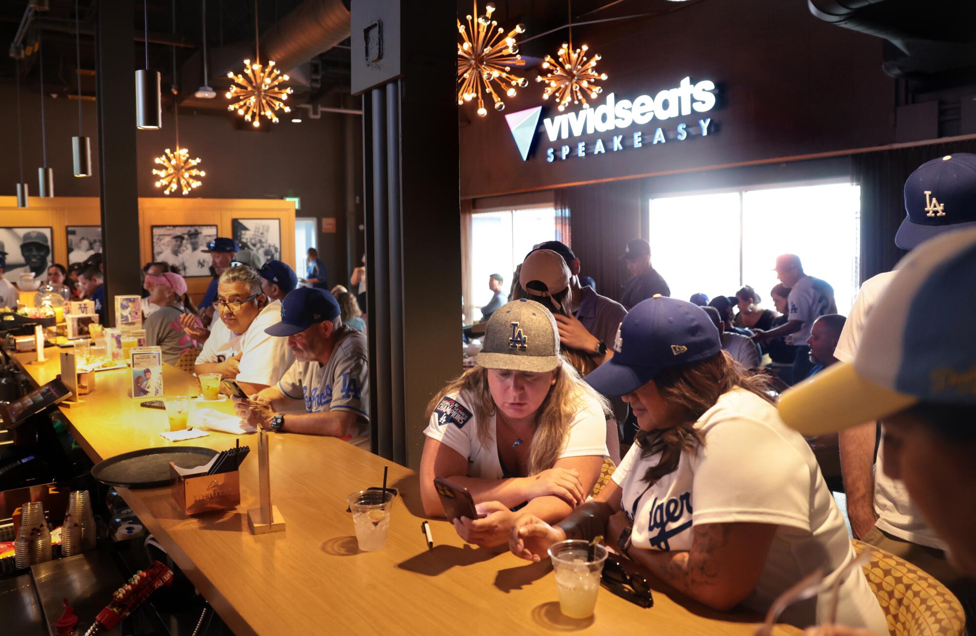 Taraftarlar, Dodgers Stadyumu'ndaki Sağ Saha Pavilyonu'nun altındaki sohbet alanında eğleniyor.