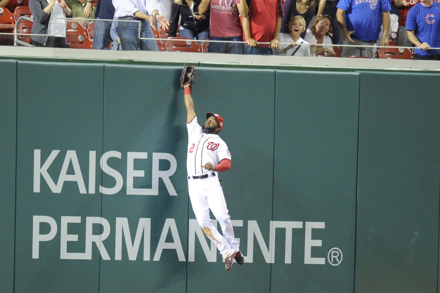 Denard Span catches a fly ball hit by Anthony Rizzo in the eighth inning.