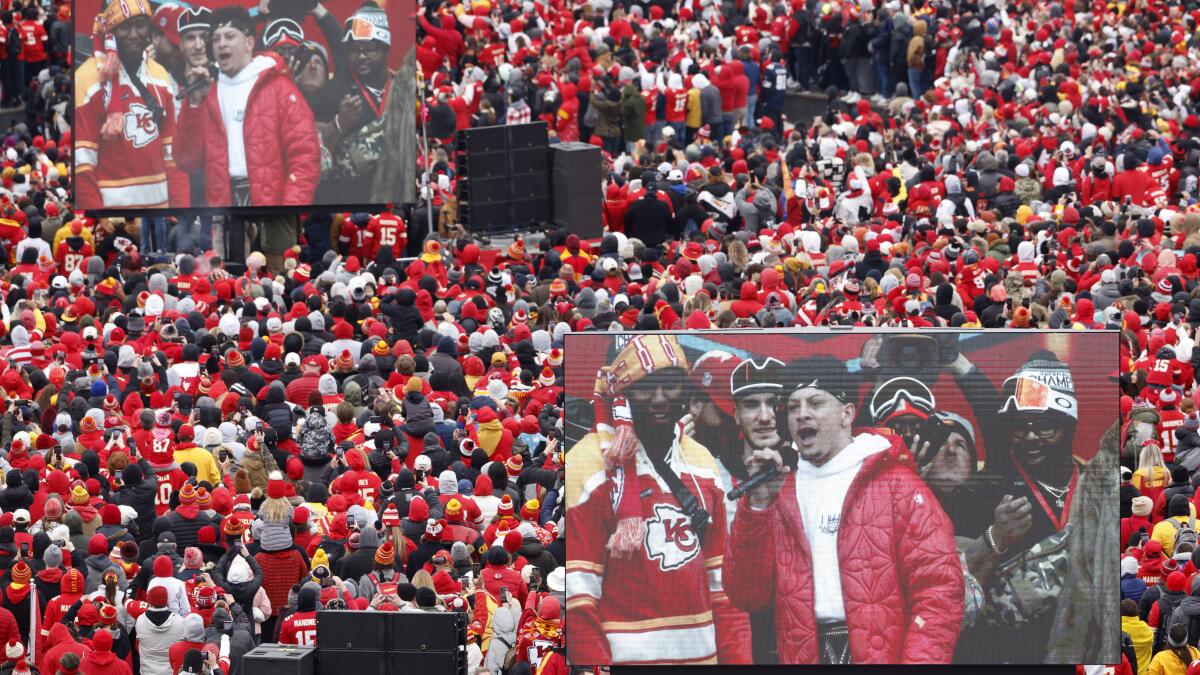 Patrick Mahomes Takes Pics With Texas Tech Fans at Kansas Game