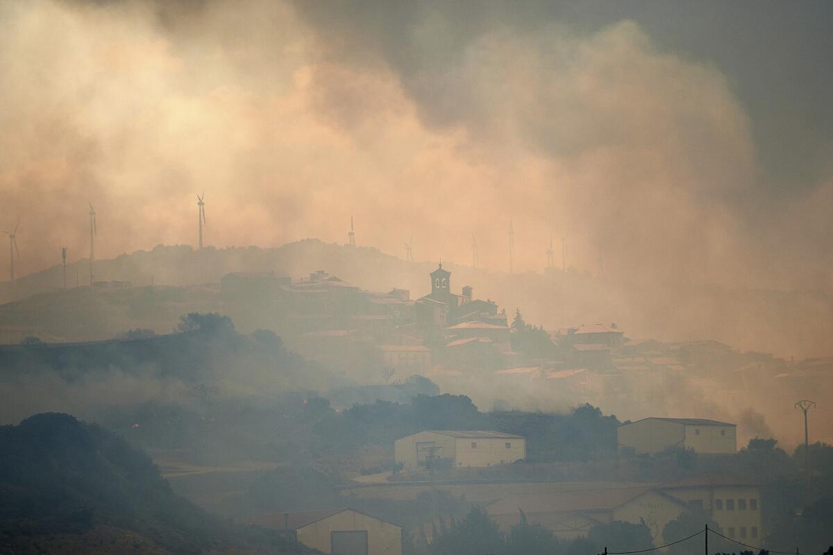 Foto tomada el 19 de junio de 2022 de los incendios en San Martín de Unx en el norte de España. 