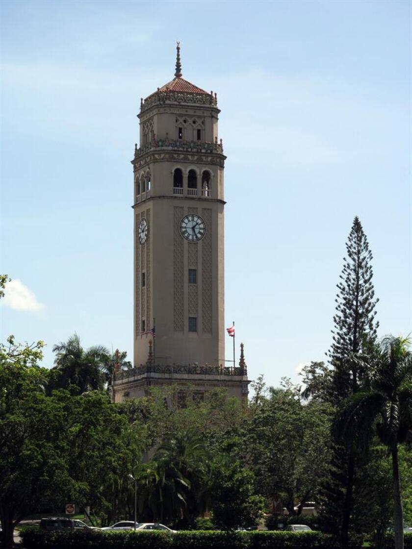 Fotografía en donde aparece aparece la emblemática torre del campus de San Juan de la Universidad de Puerto Rico, aledaña al casco urbano de la capital San Juan, Puerto Rico. EFE/Archivo