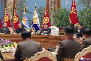 En esta fotografía proporcionada por el gobierno norcoreano, el líder Kim Jong Un, al centro, participa en una reunión de la Comisión Militar Central del Partido de los Trabajadores, el lunes 6 de febrero de 2023, en Pyongyang, Corea del Norte. El contenido de esta imagen no puede ser verificado en forma independiente. (Agencia Central de Noticias de Corea/Korea News Service vía AP)