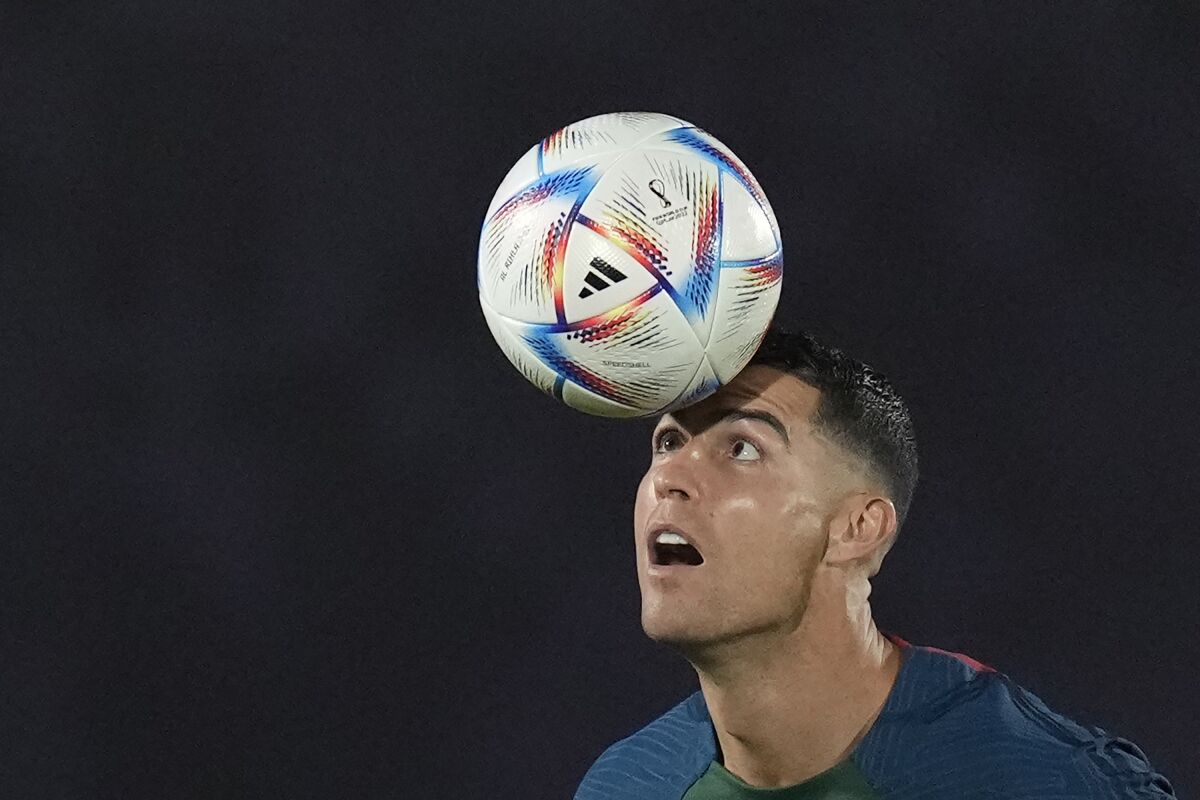Cristiano Ronaldo, de la selección de Portugal, controla un balón durante una práctica
