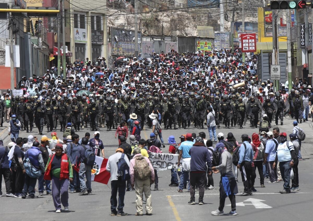 La policía llega hasta donde los seguidores del destituido presidente peruano Pedro Castillo protestan