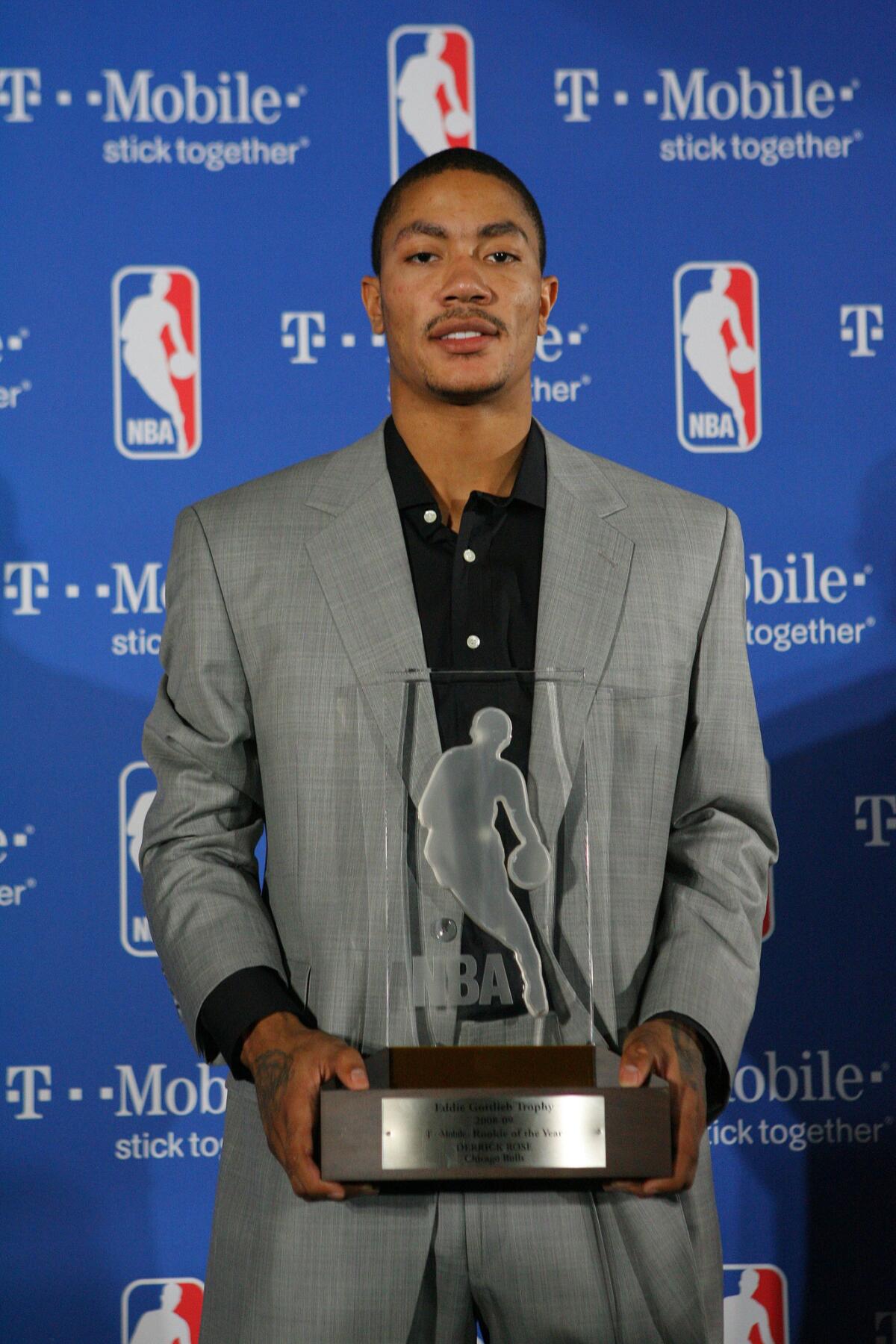 Derrick Rose poses with his trophy after winning NBA Rookie Of The Year in 2009. (Stacey Wescott / Chicago Tribune)