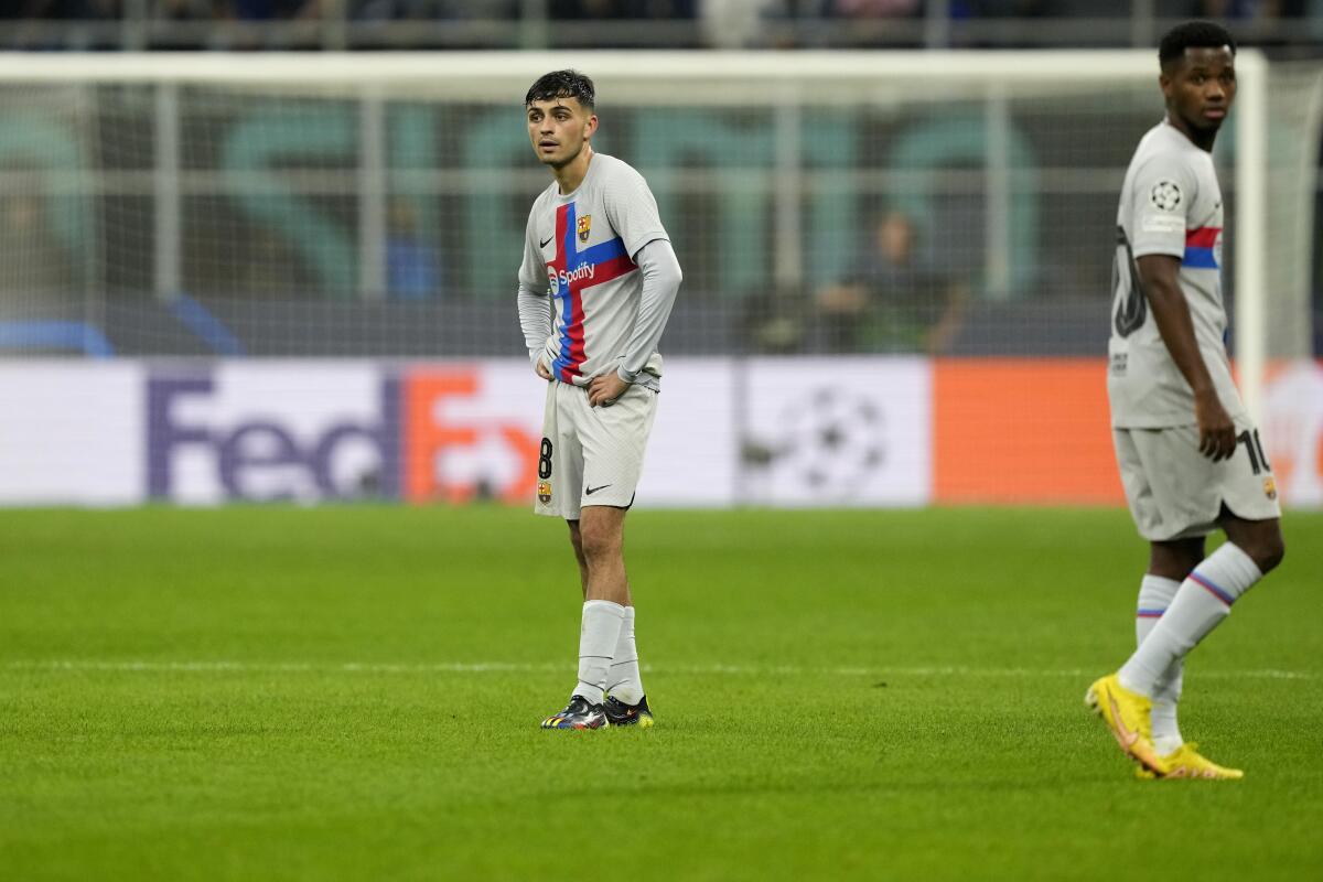 Pedri, del Barcelona, hace una pausa durante el duelo por la Liga de Campeones 