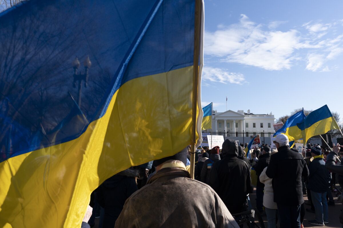 Activistas protestan por la invasión rusa a Ucrania, en el Parque Lafayette 