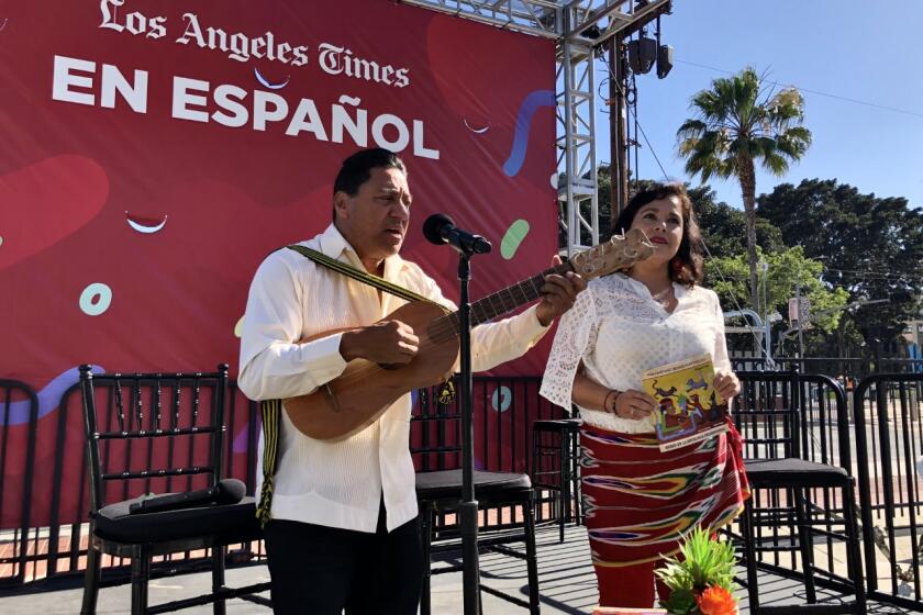 Arturo R. Martínez y Silviha Villegas en el escenario de Los Angeles Times en Español.