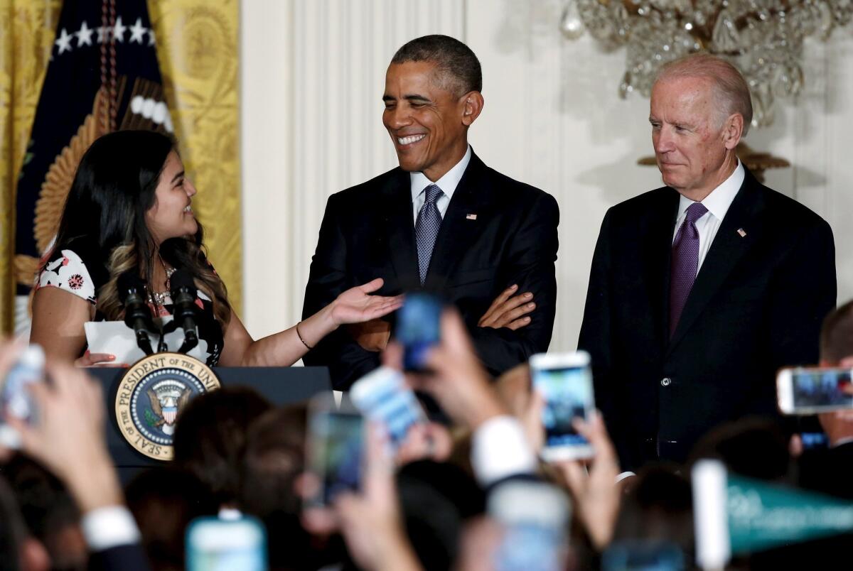 Diana Calderón, estudiante beneficiada con el programa Daca, aparece junto al presidente Barack Obama y al vicepresidente Joe Biden previo a la recepción por el 25 aniversario de la iniciativa de la Casa Blanca para la Excelencia Educativa de los Hispanos, realizada en el 2015.