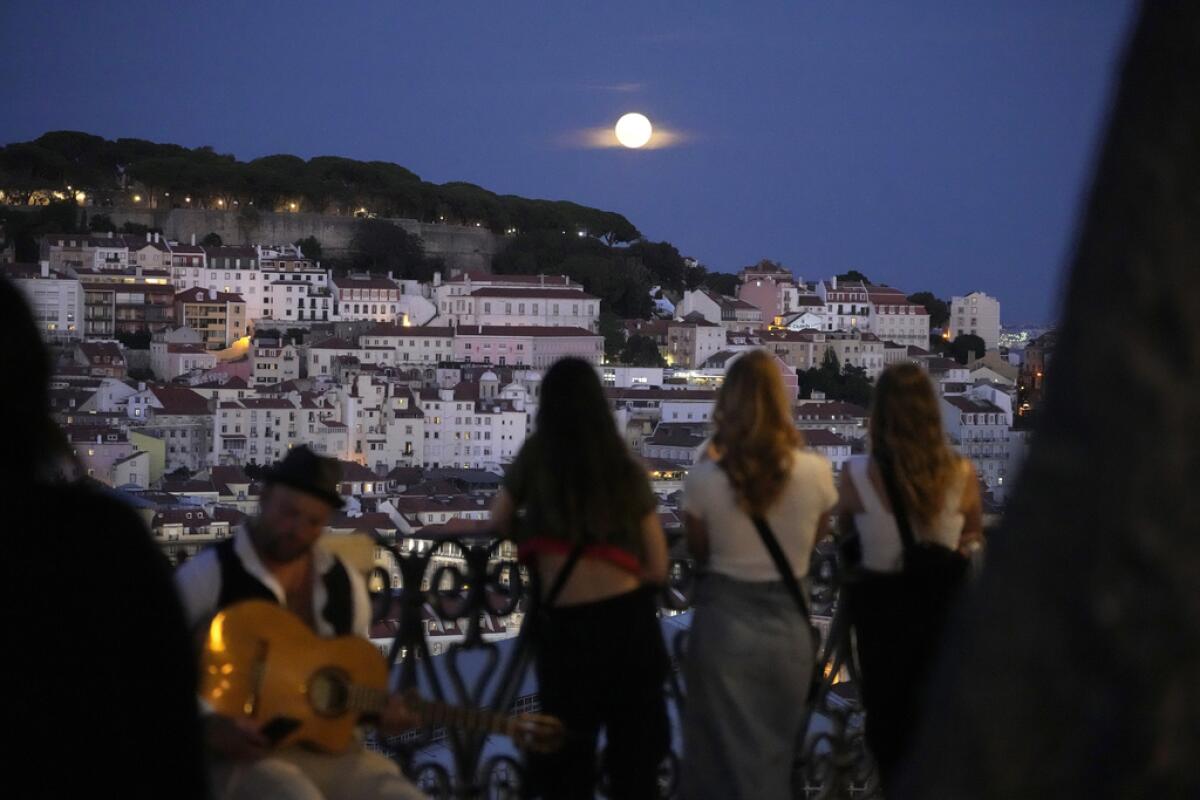 Un grupo observa la superluna 