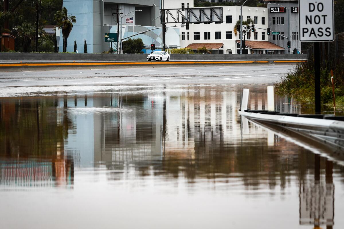 Una inundación cierra la rampa de acceso a la SR-78 en dirección este