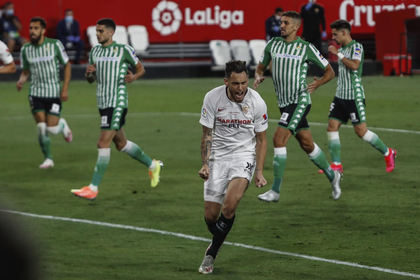 El histórico derbi Sevilla-Betis, que se jugó en el Sánchez Pizjuán este jueves a puerta cerrada después de tres meses sin competición por la pandemia de coronavirus, reanudó LaLiga Santander con un triunfo sevillista liderado por el argentino Lucas Ocampos (2-0), suyo equipo expuso más que el verdiblanco y que vio la luz en la segunda parte.El conjunto que entrena Julen Lopetegui consolida así su tercera plaza en la clasificación con los goles de Lucas Ocampos, de penalti, y del brasileño Fernando Reges tras un pase de tacón del argentino en los comienzos de la segunda mitad y deja al del Joan Francesc Ferrer 'Rubi' sin reaccionar en la zona media de la clasificación, y más después de un partido en el que solo apretó cuando en la última fase y ya con dos tantos en contra.