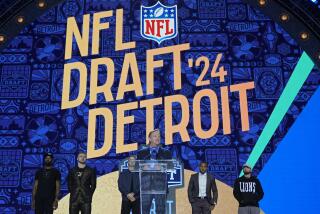 El comisionado de la NFL Roger Goodell habla antes de que inicie la primera ronda del Draft el jueves 25 de abril del 2024 en Detroit. (AP Foto/Paul Sancya)