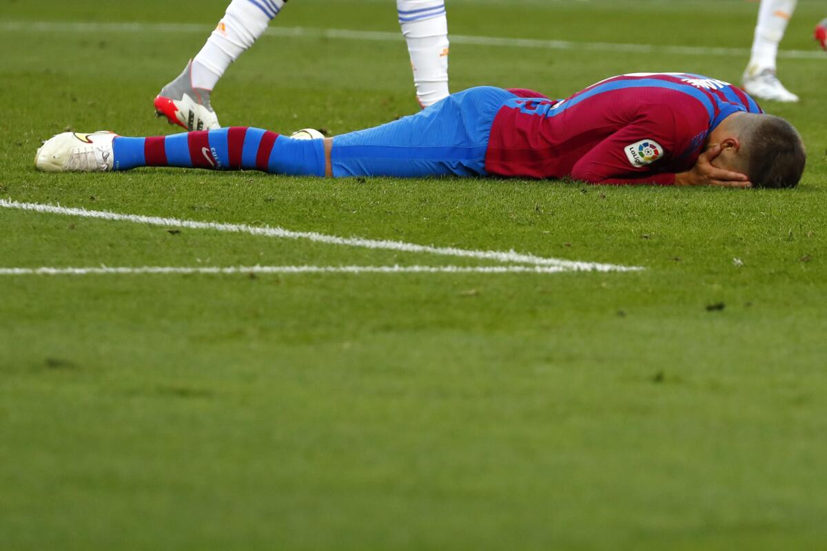 El zaguero del Barcelona Gerard Piqué tirado en el piso 