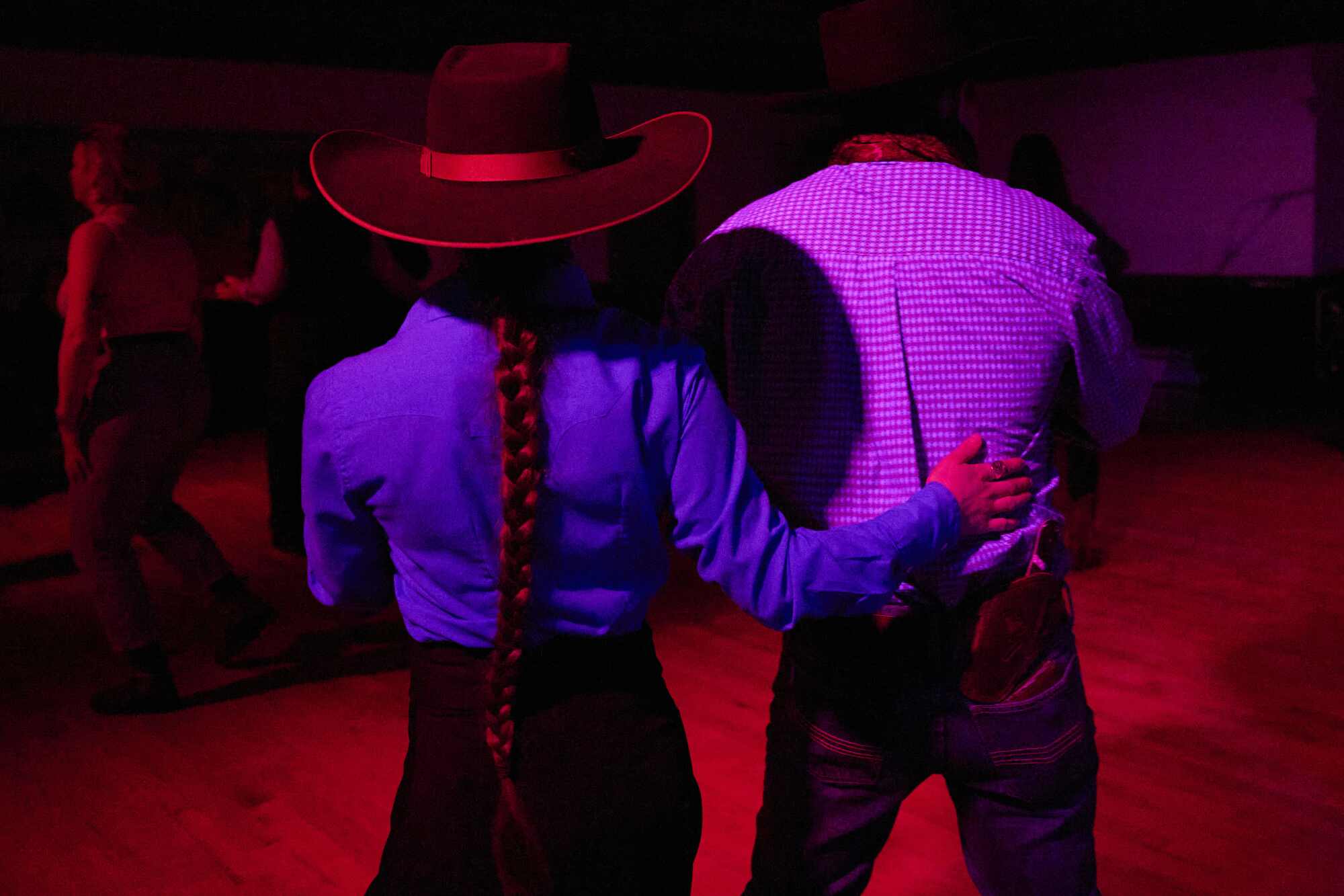 Brigid Reedy, solda, toplantı sırasında Tom Morton ile dans ediyor. "Geceyarısı Dansı."