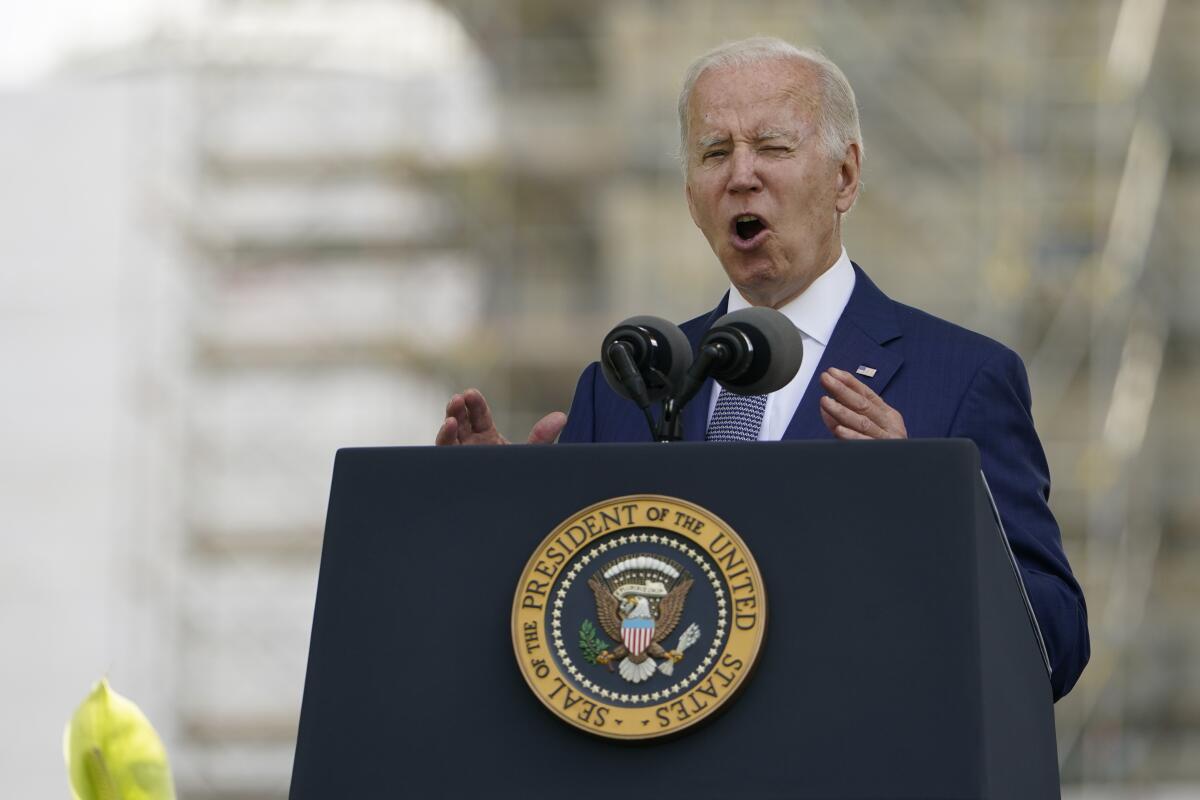 El presidente Joe Biden habla en el Capitolio durante una ceremonia en honor de los policías que murieron 