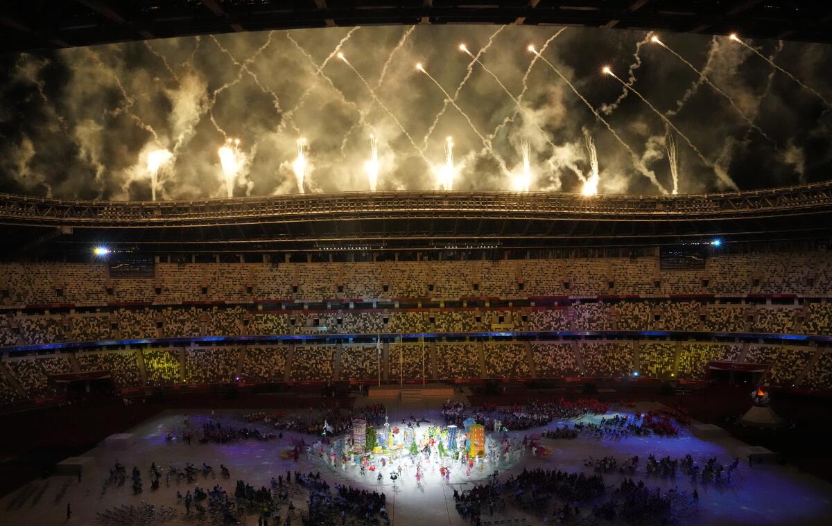 Los fuegos artificiales estallan al final de la ceremonia de clausura de los Juegos Paralímpicos de Tokio 2020 