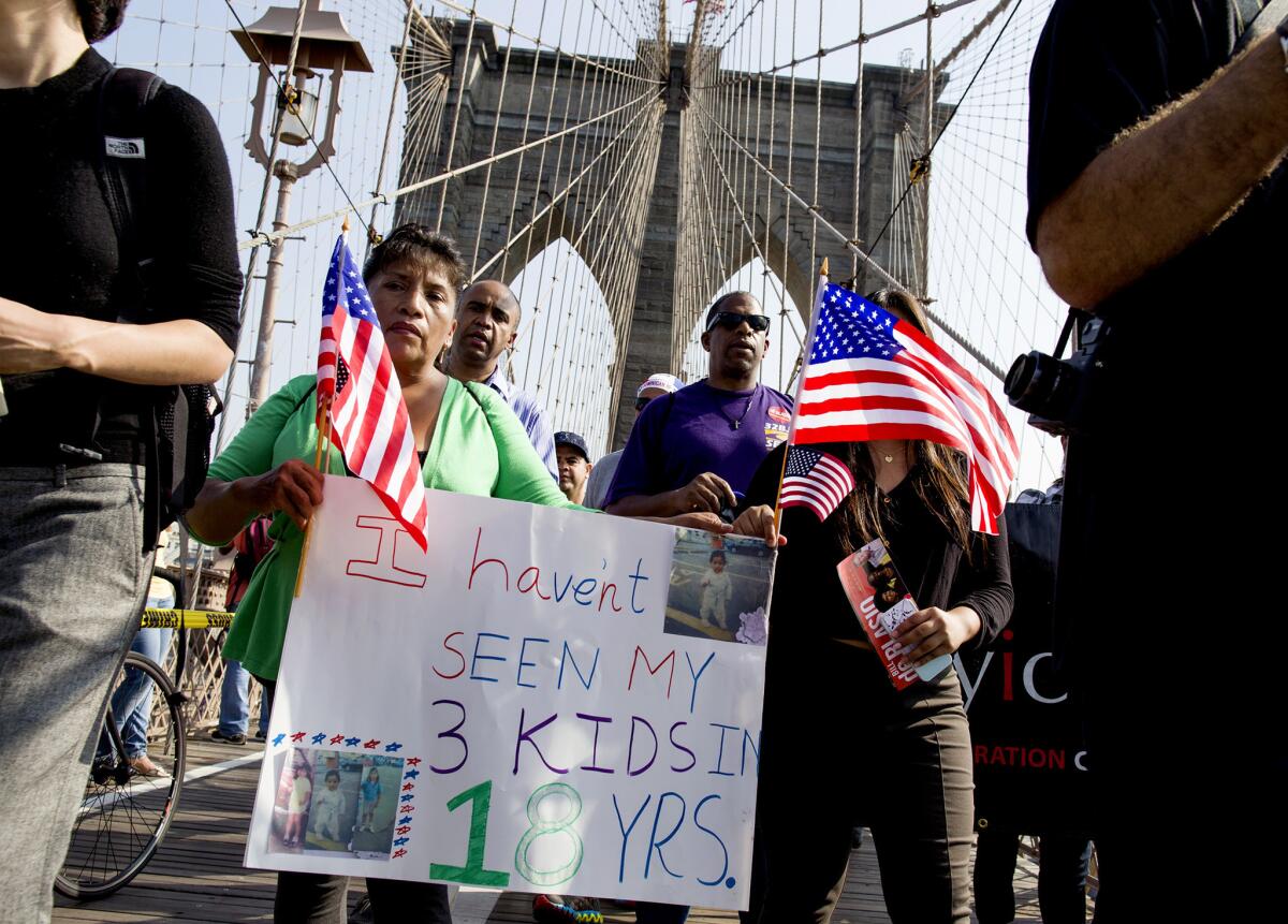 ARCHIVO - En esta foto del 5 de octubre de 2013, la ecuatoriana Martha Gualotuna, centro izquierda, camina por el puente de Brooklyn durante una manifestación en favor de reforma migratoria en Nueva York. La mujer es uno de los cuatro millones de inmigrantes que se habrían beneficiado de un programa que fue bloqueado el jueves 23 de junio de 2016, por una decisión de la Corte Suprema. (Foto AP / Craig Ruttle, archivo)