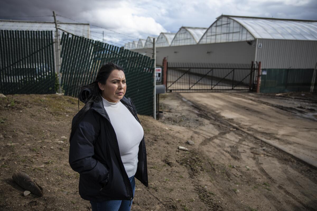 Michelle Hackett en la entrada de Riverview Farms en Salinas 