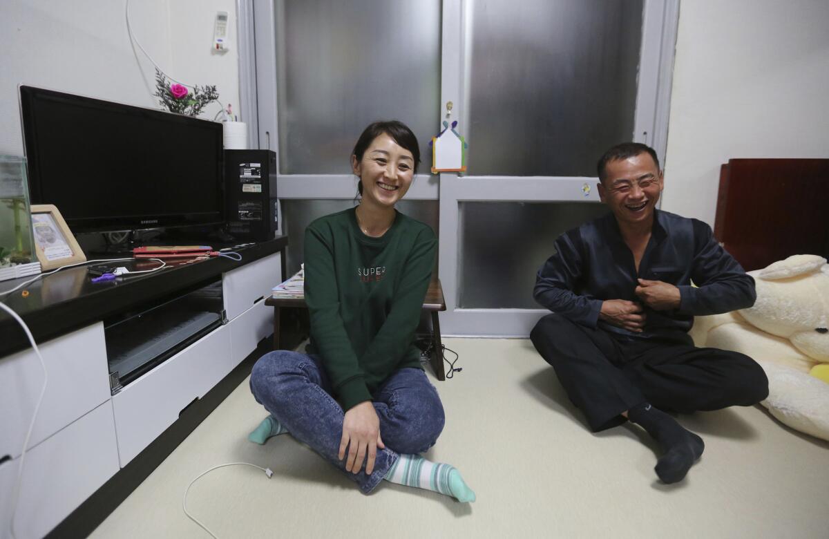 La norcoreana Kin Sun-hee y su marido chino-coreano Chang Kil-dong fotografiados durante una entrevista en su casa de Gunpo, Corea del Sur, el 19 de octubre del 2017. Chang compró a Kim en 1.200 dólares cuando tenía 18 años y ella vivió en China durante un tiempo. Pero después se fue a Corea del Sur y le propuso a Chang que se le uniese.