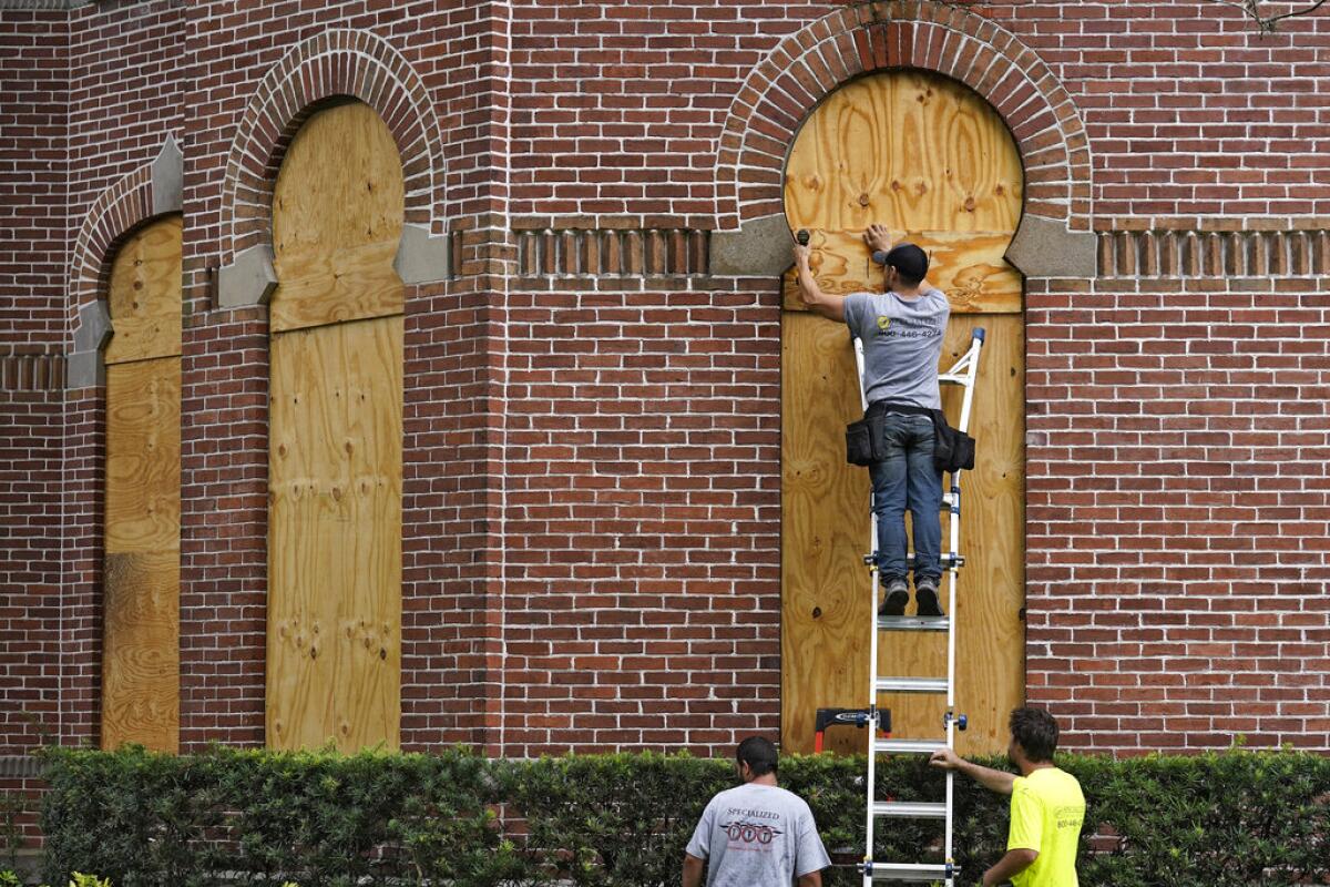 Trabajadores tapian las ventanas del histórico museo Henry B. Plant 