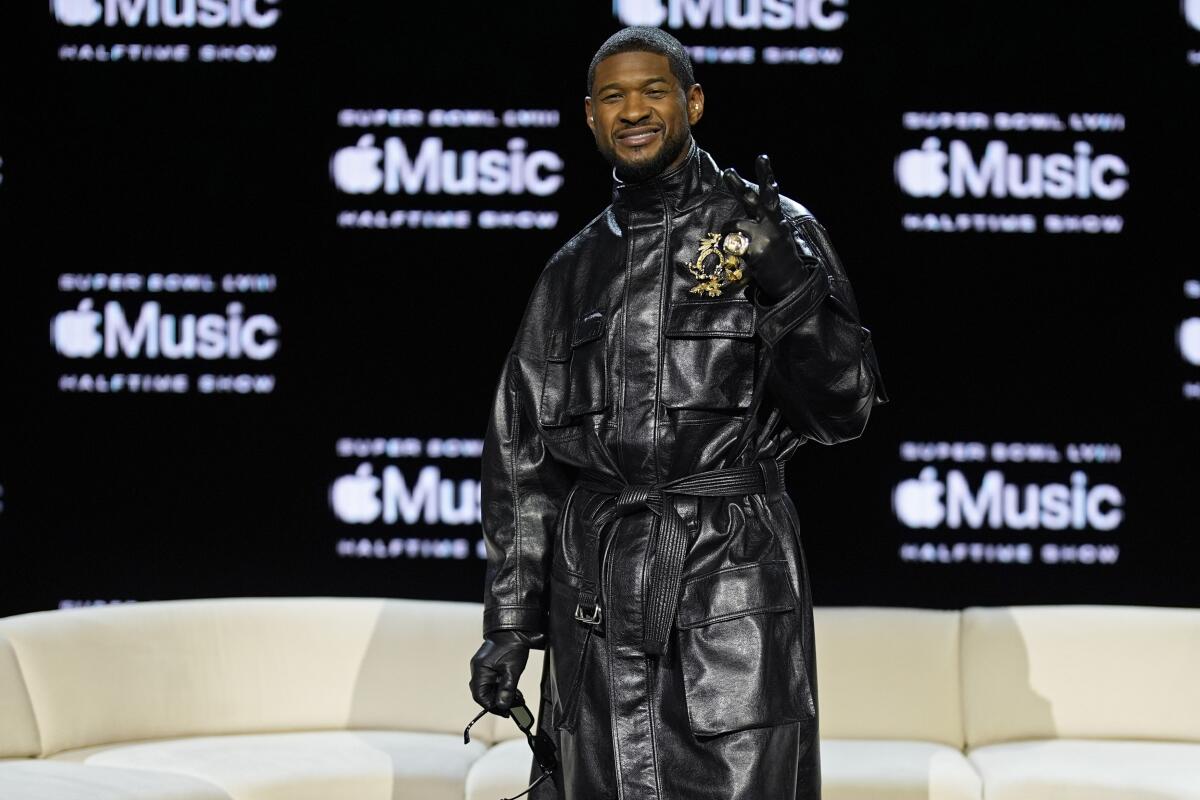 Usher posa en una conferencia de prensa previa al Super Bowl 58 de la NFL