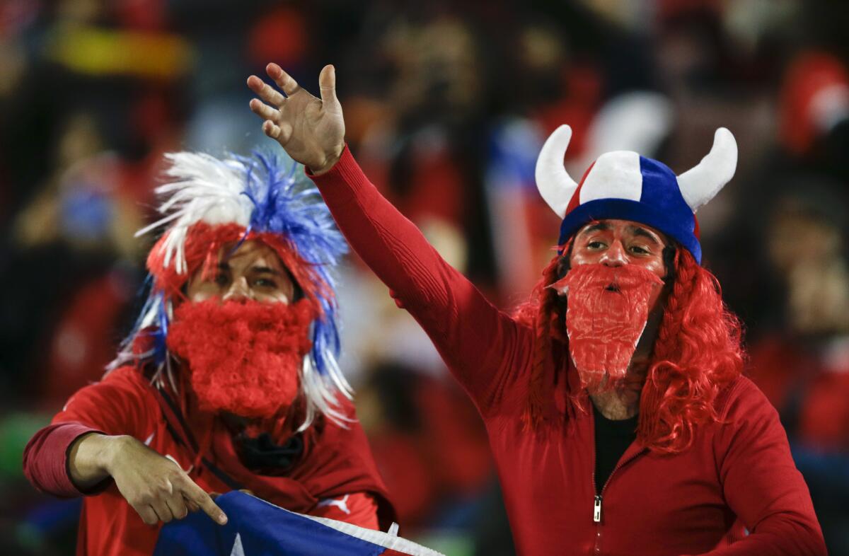 Aficionados chilenos durante el partido inaugural de la Copa América.