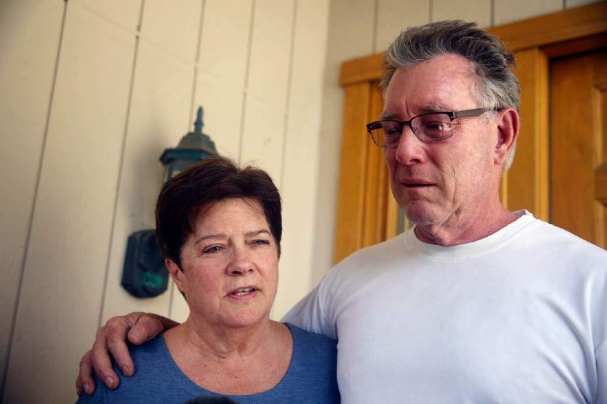 Liz Sullivan y Jim Steinle, padres de Kathryn Steinle, quien el miércoles recibió un disparo en San Francisco. Un sospechoso, con siete condenas por delitos graves que había sido deportado cinco veces, ha sido arrestado en relación con los disparos.