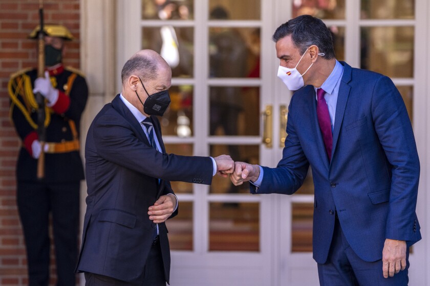 El presidente del gobierno español Pedro Sanchez, derecha, recibe al canciller alemán Olaf Scholz en el Palacio de la Moncloa, en Madrid, España, el lunes 17 de enero de 2022. (AP Foto/Manu Fernández)