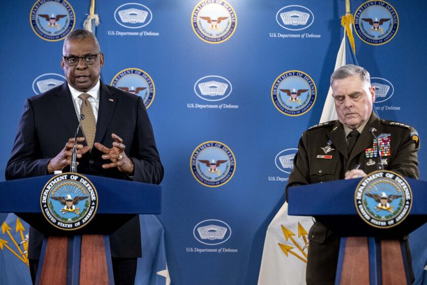 El secretario de Defensa Lloyd Austin, a la izquierda, acompañado del jefe del Estado Mayor Conjunto, general Mark Milley, habla durante una conferencia de prensa en el Pentágono, el miércoles 15 de marzo de 2023, en Washington. (AP Foto/Andrew Harnik)