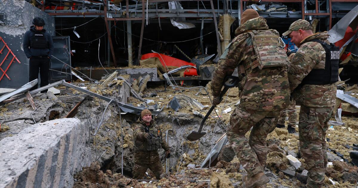 Zelensky pressiona pela paz e sanções contra a Rússia em Londres enquanto a guerra do Irã rouba os holofotes