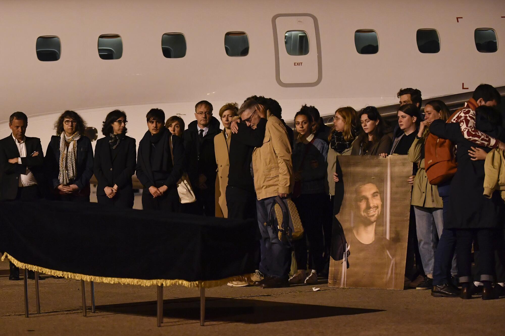 Relatives standnd by the coffin of French journalist Frederic Leclerc-Imhoff, who was killed in Ukraine.