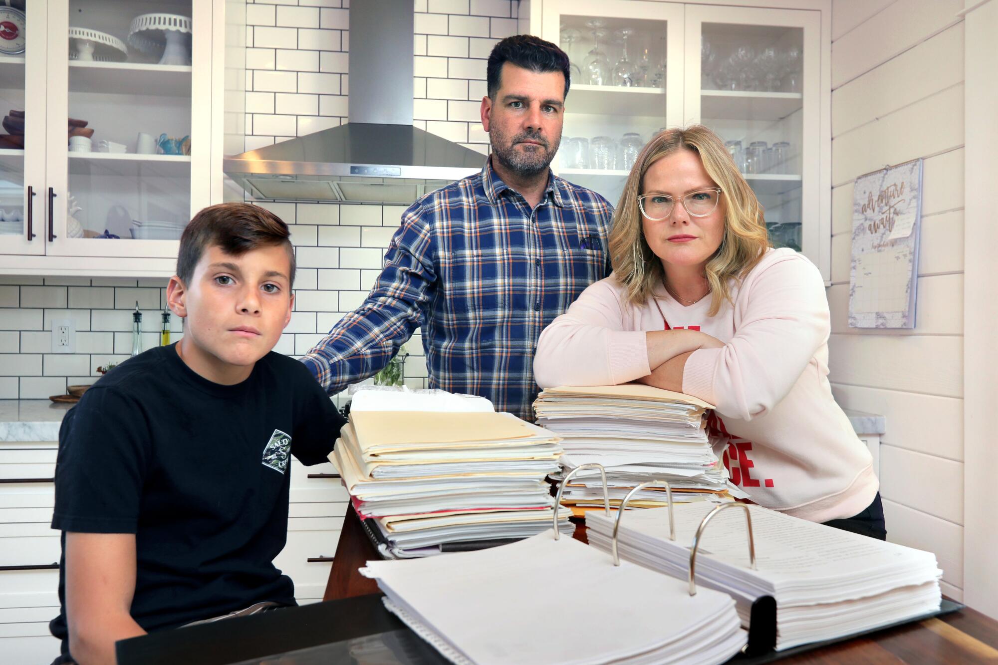 Diego Lázaro, de 12 años, y sus padres, Oscar y Melissa Lázaro, con todo el papeleo acumulado en los largos años de su lucha por lograr que su hijo, que padece dislexia, reciba la educación que creen que necesita.