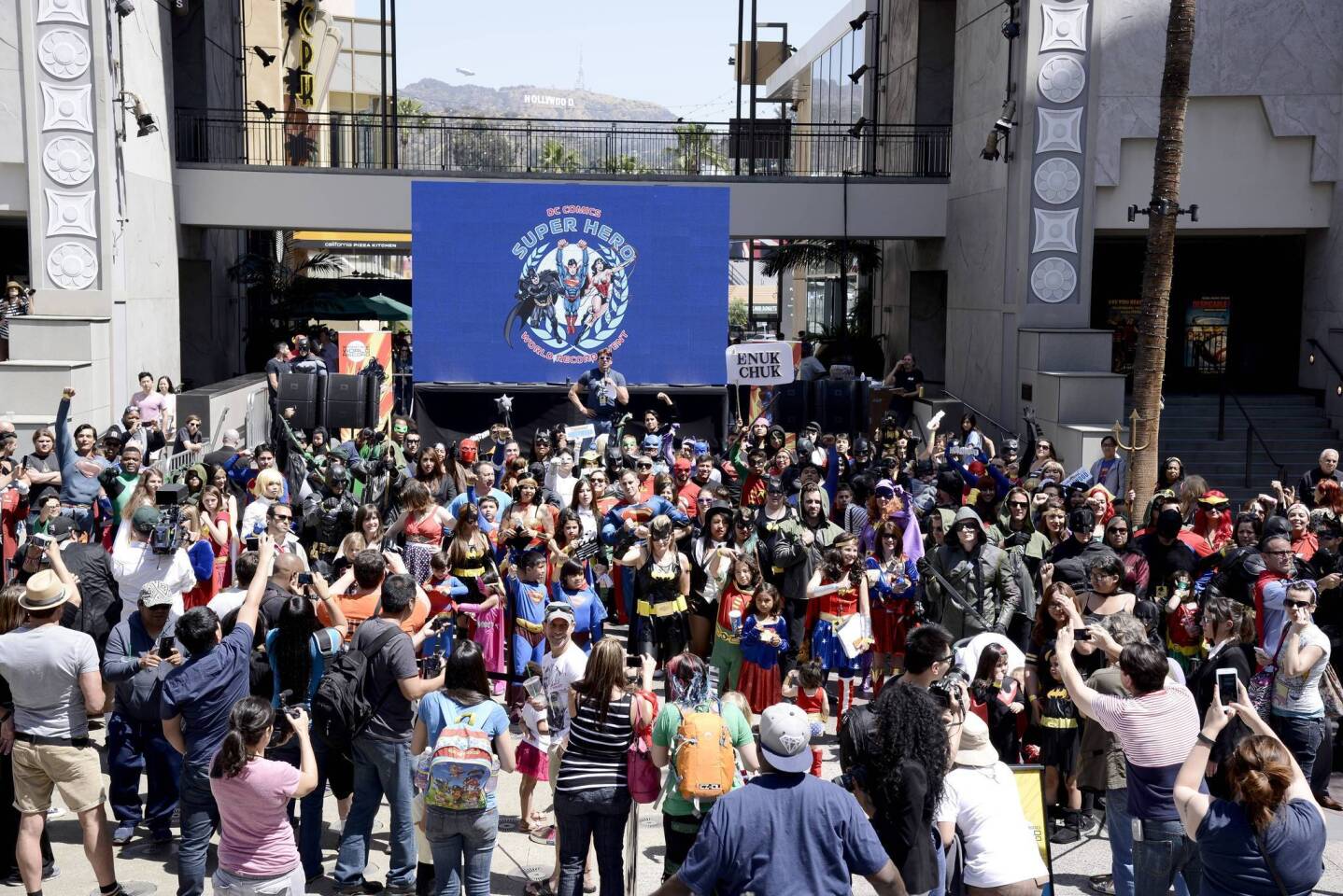 Cientos de fans posan en Los Ángeles durante el evento realizado alrededor del mundo para establecer un Récord Mundial Guinness con la mayor congregación de personas vestidas como Súper Héroes de DC Comics, en un período de 24 horas.