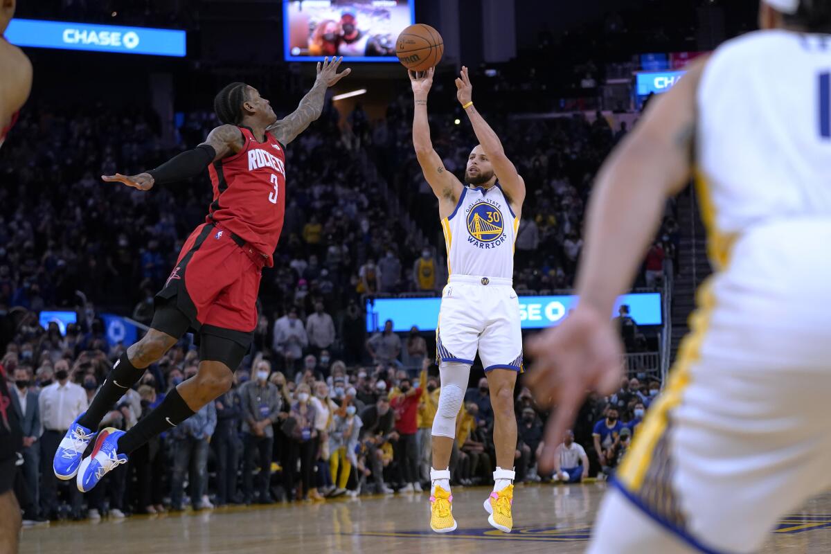Stephen Curry of Golden State Warriors overtakes LeBron James of