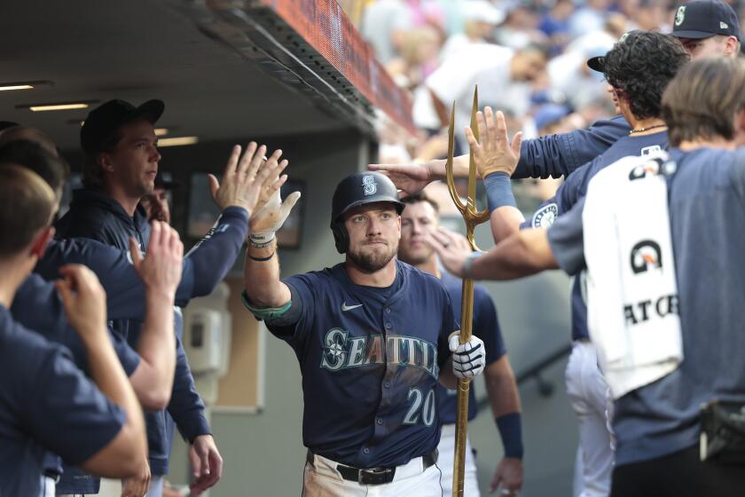 El primera base de los Marineros de Seattle Luke Raley celebra en el dugout su jonrón en la sexta entrada ante los Tigres de Detroit el jueves 8 de agosto del 2024. (AP Foto/Jason Redmond)