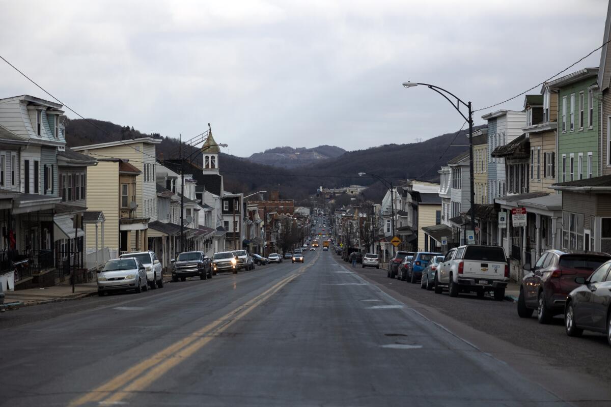 Ashland, Clapmont, Pennsylvania. Kota tetangga dengan bukit batu bara di kejauhan.